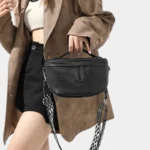 Sac Banane Femme Cuir Chic Bandoulière noir grainé porté à la main par la anse