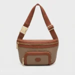 Sac Banane Femme Cuir Chic Bicolore Sac banane femme en cuir grainé taupe et acajou avec double poche zippée et sangle réglable, vue de face sur fond gris clair