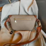 Sac Banane Femme Cuir Chic Bicolore Sac Banane Femme Cuir Chic Bicolore beige et marron avec une poche arrière zippée