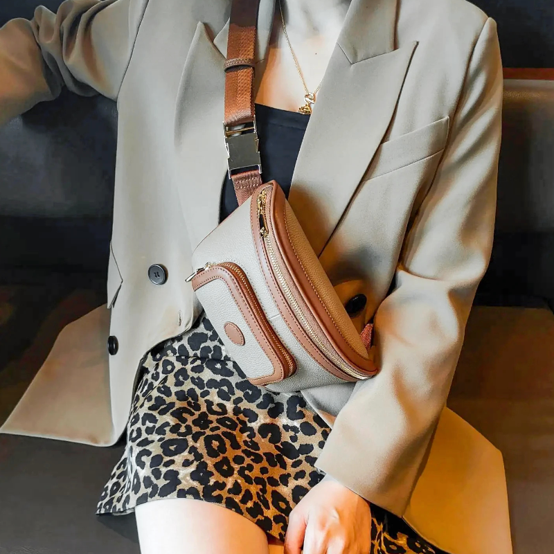 Sac Banane Femme Cuir Chic Bicolore en cuir beige et marron porté en bandoulière avec une veste chic