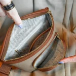Sac Banane Femme Cuir Chic Bicolore Sac Banane Femme Cuir Chic Bicolore en cuir beige et marron doublure chevronnée