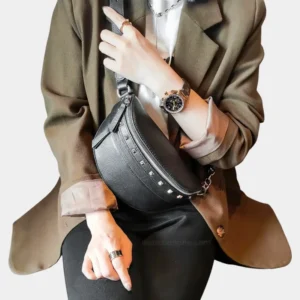 Sac Banane Femme Cuir Clouté en cuir noir porté en bandoulière par une femme avec un blazer