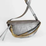 Sac Banane Femme Cuir Chaîne Dorée en cuir gris avec détails dorés et lanière latérale Sac Banane Femme Cuir Chaîne Dorée gris avec une chaîne dorée