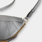 Sac Banane Femme Cuir Chaîne Dorée cuir gris avec chaîne dorée élégante Sac Banane Femme Cuir Chaîne Dorée en cuir gris avec une finition élégante et une chaîne dorée