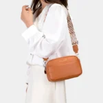 Sac Banane Femme Cuir Rectangulaire Bandoulière marron porté en travers du corps