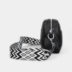 Sac Banane Femme Cuir Rectangulaire Bandoulière noir vu de côté avec lanière zigzag blanc et noirs