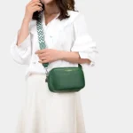 Sac Banane Femme Cuir Rectangulaire Bandoulière vert porté à travers du corps