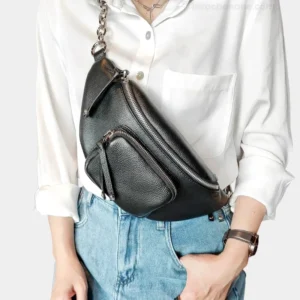 Sac Banane Femme Cuir Rock Chic noir porté sur un côté avec des poches zippées et une texture cuir