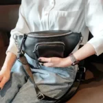 Sac Banane Femme Cuir Rock Chic en cuir noir avec sangle et poche ouverte Sac Banane Femme Cuir Rock Chic en cuir noir avec une sangle à la taille et une chainette chromée