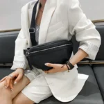 Sac Banane Femme Cuir Vintage Chic noir porté en bandoulière avec une tenue élégante