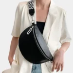 Sac Banane Femme Grand Format Simili Cuir noir avec lanière bruissée Sac Banane Femme Grand Format Simili Cuir noir porté en travers du corps avec une lanière bruissée