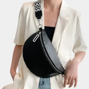 Sac Banane Femme Grand Format Simili Cuir noir porté en travers du corps avec une lanière bruissée