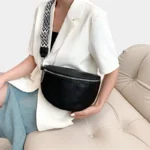 Sac Banane Femme Grand Format Simili Cuir noir avec sangle décorative Sac Banane Femme Grand Format Simili Cuir noir porté avec une sangle à motif en diagonale