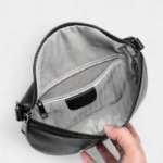 Sac Banane Femme Moderne Cuir noir intérieur à rayures et zip Sac Banane Femme Moderne Cuir noir ouvert avec intérieur doublure chevronnée