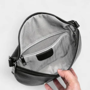 Sac Banane Femme Moderne Cuir noir ouvert avec intérieur doublure chevronnée