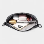 Sac Banane Femme Moderne Cuir noir avec compartiment téléphone et accessoires Sac Banane Femme Moderne Cuir noir ouvert avec téléphone et maquillage à l'intérieur