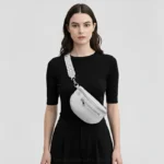 Sac Banane Femme Simili Cuir Argenté porté en bandoulière avec une lanière grise