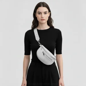 Sac Banane Femme Simili Cuir Argenté porté en bandoulière avec une lanière grise