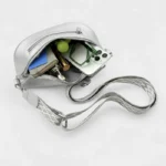 Sac Banane Femme Simili Cuir Argenté ouvert avec objets divers à l'intérieur