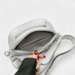 Sac Banane Femme Simili Cuir Argenté ouvert avec une poche zippée intérieure