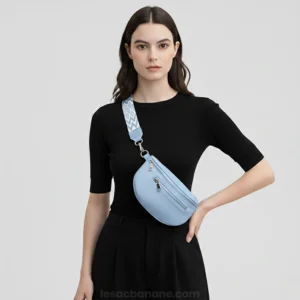 Sac Banane Femme Simili Cuir Bleu Ciel porté avec une sangle à motif sur une femme en vêtements noirs
