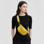 Sac Banane Femme Simili Cuir Fluo jaune porté en travers du corps avec lanière motif