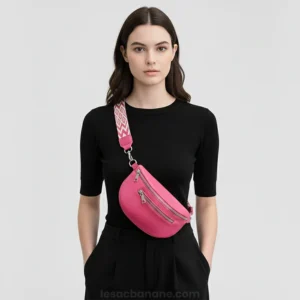 Sac Banane Femme Simili Cuir Fluo de couleur rose avec lanière motif porté sur le côté