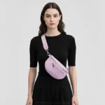 Sac Banane Femme Simili Cuir Lilas porté en travers du corps par une femme