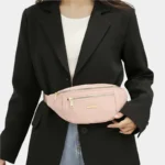 Sac Banane Femme Sport Chic cuir rose avec poches élégantes porté à la taille Sac Banane Femme Sport Chic en cuir rose porté à la taille avec des poches zippées et un style élégant