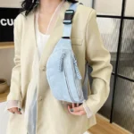 Sac Banane Velours Lisse bleu avec lanière en bandoulière et détails tressés Sac Banane Velours Lisse en bleu porté en bandoulière avec un aspect lisse et des détails tressés