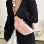 Sac Banane Velours Lisse rose stylé en bandoulière avec détails raffinés Sac Banane Velours Lisse rose porté en bandoulière avec des détails en tissu doux et une silhouette élégante