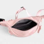 Sac Banane Velours Lisse rose en velours avec compartiments internes visibles Sac Banane Velours Lisse en velours rose ouvert avec compartiments internes