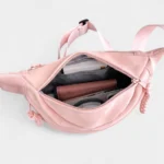 Sac Banane Velours Lisse en velours rose avec compartiments organisationnels Sac Banane Velours Lisse en velours rose ouvert avec compartiments visibles
