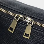 Sac Banane XL Cuir noir avec fermetures éclair dorées en gros plan