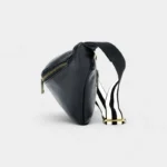 Sac Banane XL Cuir noir avec sangle rayée et zipper laiton bronze médaille vu de côté