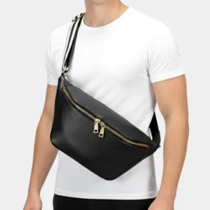 Sac Banane XL Cuir noir porté en bandoulière par un homme en t-shirt blanc