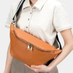Sac Banane XL Cuir orange porté en travers du corps avec une fermeture éclair laiton