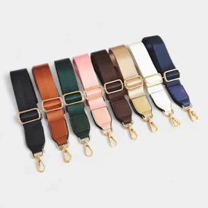 Bandoulière Tissu Satiné Finition Cuir déclinée en plusieurs teintes élégantes, avec mousquetons métalliques dorés brillants.