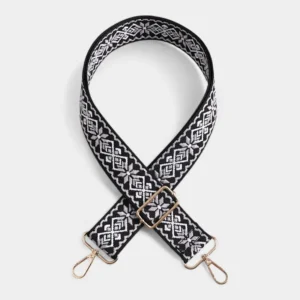 Bandoulière Motifs Jacquard Nordique grise avec boucle de réglage dorée et mousquetons métalliques, en polyester tissé.