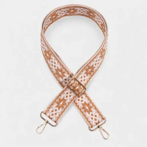 Bandoulière Motifs Jacquard Nordique marron en polyester avec mousquetons dorés et boucle ajustable, disposée à plat.