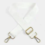 Bandoulière Simple Toile Unie Réglable blanche mousquetons dorés brillants fond uni Bandoulière Simple Toile Unie Réglable blanche avec mousquetons dorés brillants bien mis en valeur sur fond uni.