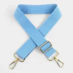 Bandoulière Simple Toile Unie Réglable bleu ciel mousquetons dorés brillants Bandoulière Simple Toile Unie Réglable bleu ciel avec mousquetons dorés brillants en métal.
