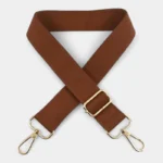 Bandoulière Simple Toile Unie Réglable marron clair mousquetons doré brillant texture élégante Bandoulière Simple Toile Unie Réglable marron clair avec mousquetons pivotants en métal doré brillant, aspect texturé élégant.