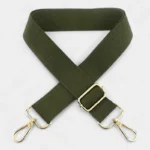 Bandoulière Simple Toile Unie Réglable vert kaki boucle réglable mousquetons dorés brillants Bandoulière Simple Toile Unie Réglable vert kaki avec boucle réglable et mousquetons dorés brillants en métal.