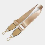 Bandoulière Tissu Satiné Finition Cuir beige avec mousquetons brillants et boucle métallique dorée visible sur fond neutre.