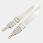 Bandoulière Tissu Satiné Finition Cuir blanche avec mousquetons dorés et boucle métallique réglable, présentée à plat sur fond clair.