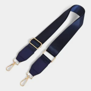Bandoulière Tissu Satiné Finition Cuir bleu marine avec mousquetons et boucle réglable en métal doré brillant.