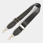 Bandoulière Tissu Satiné Finition Cuir gris foncé avec mousquetons métalliques dorés brillants et boucle assortie.