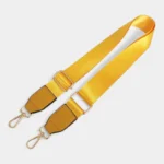 Bandoulière Tissu Satiné Finition Cuir jaune avec mousquetons dorés brillants et boucle métallique réglable aux extrémités.