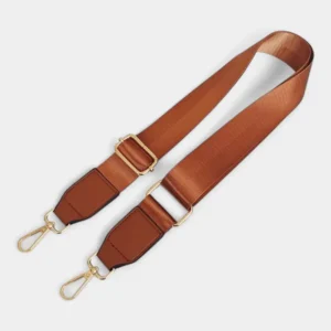 Bandoulière Tissu Satiné Finition Cuir marron clair avec mousquetons dorés brillants et boucle métallique réglable.